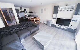 Spacious 2 Bed Flat, Free Parking, Close To Town
